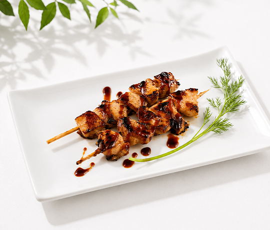 clientes disfrutando en MAKI TOKI